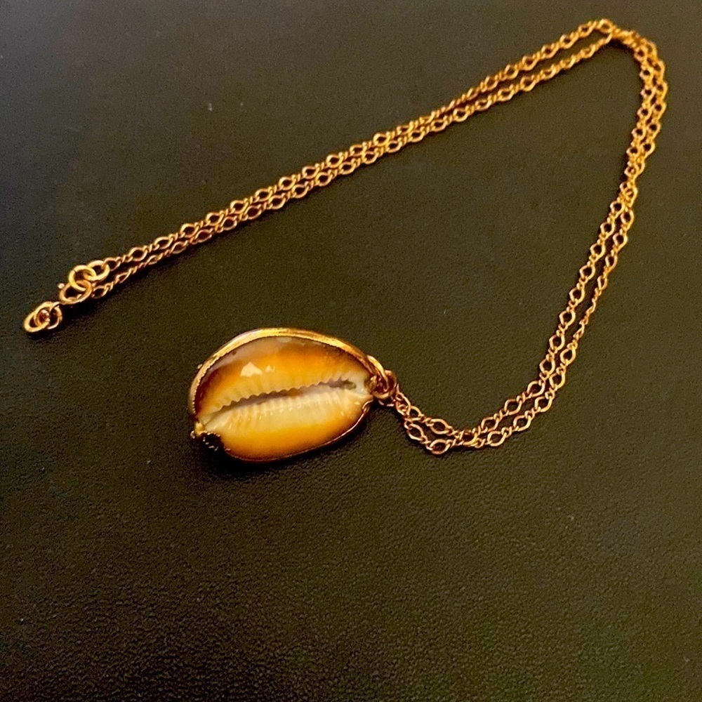 Cowrie shell pendant necklace